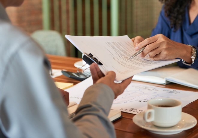 White & Guard customer exchanging contracts